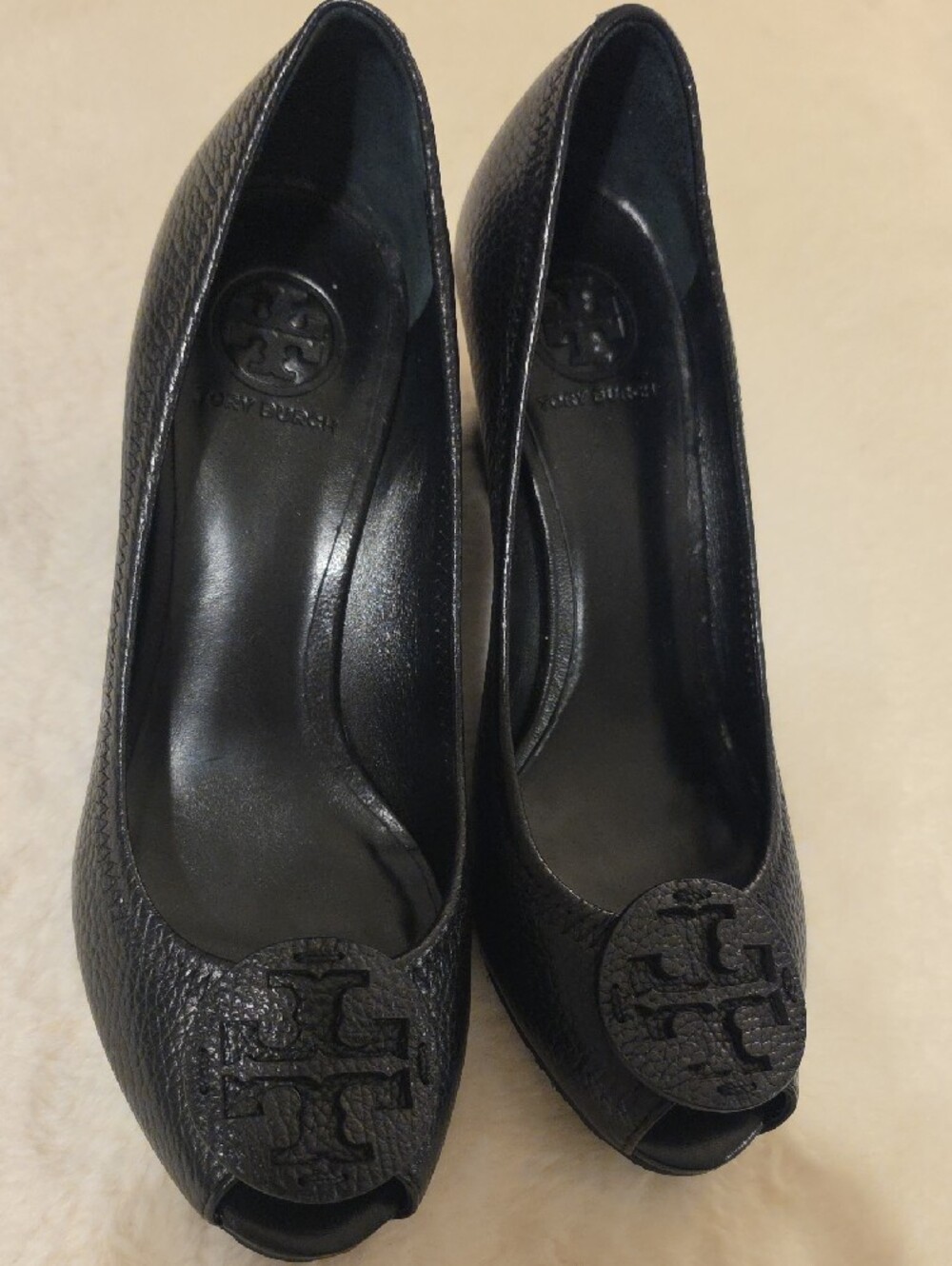 NWOT Tory Burch 7.5 Black Textured Leather Logo Peep-Toe Heels
